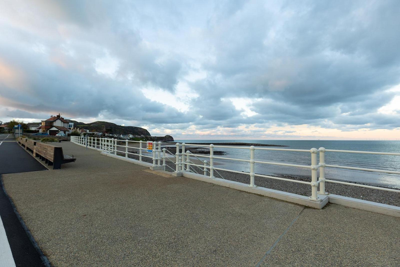 Willow Cottage - Cost 3 Bed Cottage In Penrhyn Bay With Sea Views With Access To Snowdonia โรส์-ออน-ซี ภายนอก รูปภาพ